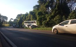 VÍDEO: Acidente grave entre ônibus, carros e caminhões deixa um morto e feridos na BR-282 