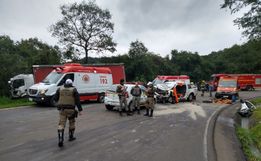 Grave acidente entre veículos é registrado na divisa do RS com Chapecó