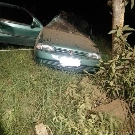 Veículo sai da pista e colide em árvore no interior