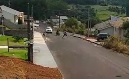 VÍDEO: homem se joga na frente de motociclista que fugia da polícia em SC