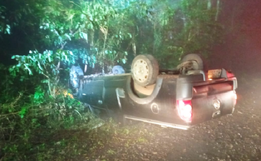Saída de pista seguida de capotamento é registrada na SC-283 em Palmitos