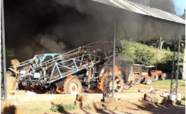 Máquina agrícola pega fogo no Paraná 