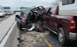 Carro de funerária se envolve em engavetamento e cadáver vai parar no meio da rodovia