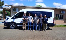 Saúde de Bandeirante recebe nova van para transporte de pacientes
