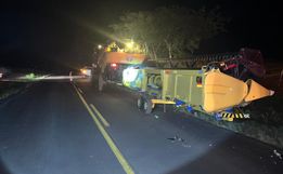 Colisão envolve carros e colheitadeira na SC-496, no interior de Santa Helena