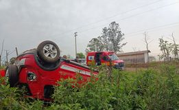 Capotamento deixa duas pessoas feridas no interior de Barra Bonita