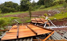 Vendaval destrói telhado de casa e galpão no interior de São Miguel do Oeste