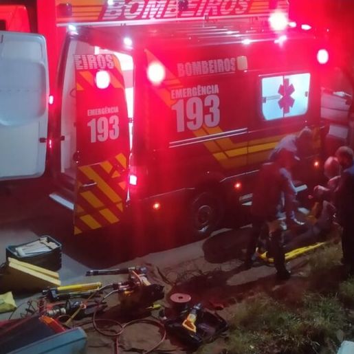 Colisão frontal deixa três pessoas feridas; duas ficaram presas às ferragens na BR 163  