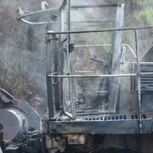 Fogo destrói colheitadeira na BR-282 em Paraíso 