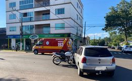 Mulher sofre traumatismo craniano em colisão entre moto e carro em Maravilha