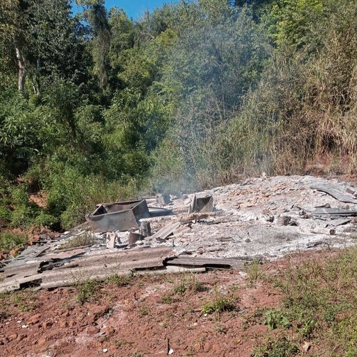 Residência é destruída por incêndio no interior de Riqueza