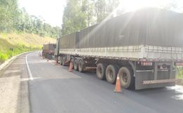 PMRv flagra caminhões transitando com excesso de peso na SC-161