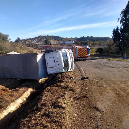 Caminhão tomba na BR 163