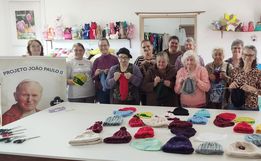 Grupo de senhoras confecciona toucas para pacientes com câncer 