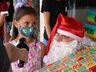 Campanha “Um presente de Natal” reúne crianças para entrega de presentes