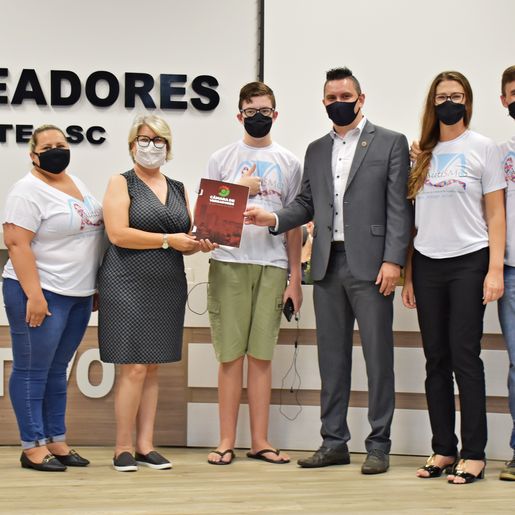 Câmara aprova projetos sobre prioridade no atendimento a autistas e combate ao bullying