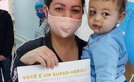 Bebê que sobreviveu a ataque em creche recebe alta no dia das mães