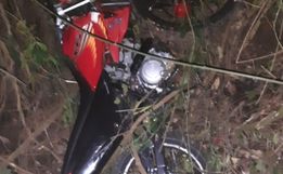 Motociclista sofre ferimentos ao colidir em árvore depois de tentar fugir da PM
