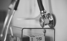 Juíza manda médico devolver quase R$ 300 mil por plantões não cumpridos em SMO