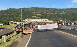 Indígenas ocupam rodovia durante manifestação no Oeste