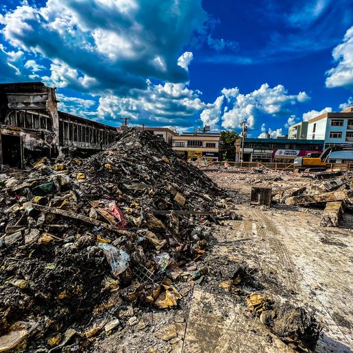 VÍDEO: Incêndio destruiu mais de R$ 1,6 milhão em produtos do Super Vipi