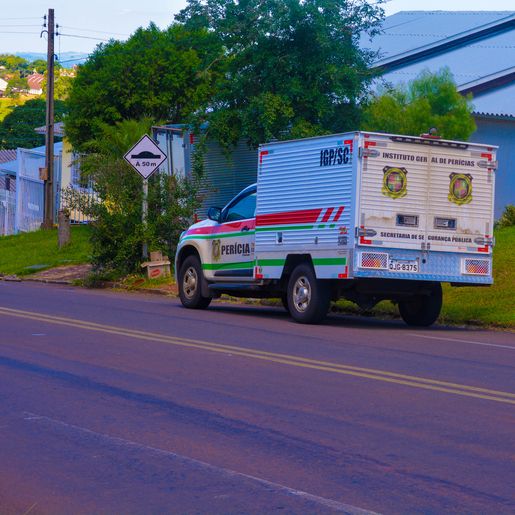 Esposa encontra marido morto e rastro de sangue dentro de casa