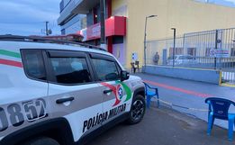 Homem é preso após ameaçar mulher com pedaço de garrafa em SMOeste