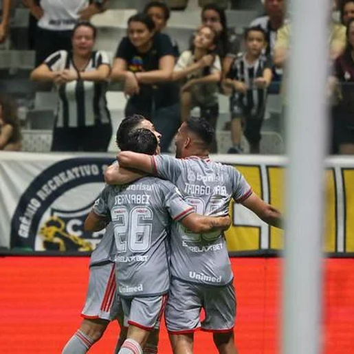Inter vence Atlético-MG por 3 a 1 e segue na cola do G-4 no Brasileirão