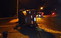 Caminhão carregado de milho tomba na entrada de Itapiranga 