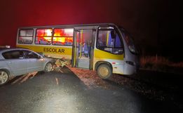 Colisão entre ônibus escolar e carro deixa duas vítimas leves na SC-283, em Palmitos