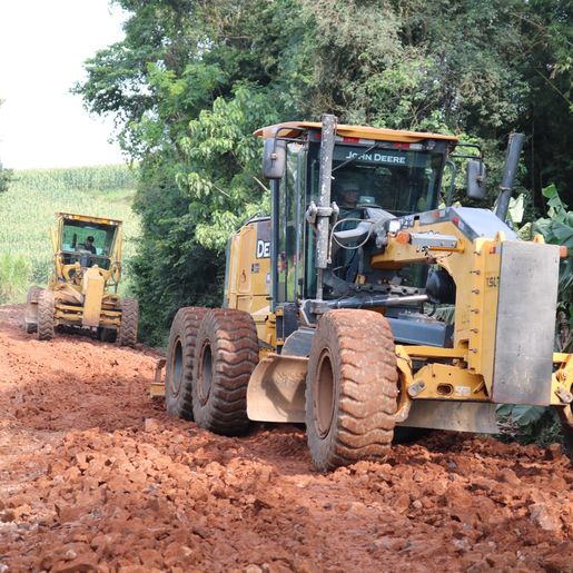Setor de Obras de Iporã do Oeste recupera estradas danificadas pelas chuvas