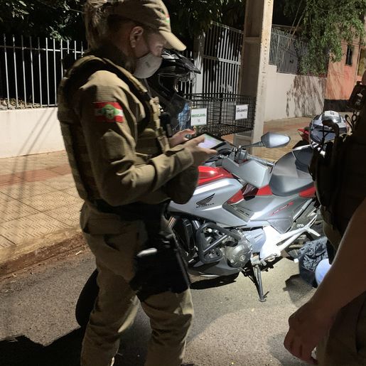 Após causar colisão entre duas motos, motociclista foge do local