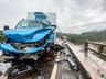 GRAVE: Caminhão, carro e utilitário batem de frente e um dos veículos cai da ponte, uma pessoa morre