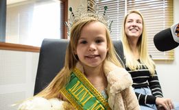 Peperi recebe Mini Miss Brasil 2022 de São Miguel do Oeste; ouça