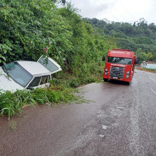 Mulher sofre ferimentos em acidente na SC 163 