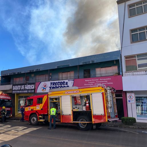 Incêndio de grandes proporções é controlado no centro de SMOeste