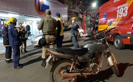 Motociclista fica ferido após colidir na traseira de carro em SMOeste