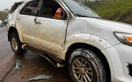Camioneta sai da pista e capota após colisão na BR 282, em Paraíso