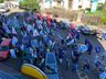 Debate de candidatos a prefeito reúne eleitores com bandeiras e carro de som em frente à Rede Peperi