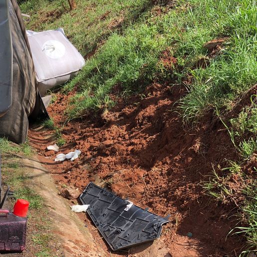 Motorista fica ferido em tombamento de carreta na PR-180 