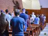 Com igreja cheia, fiéis acompanham celebração de Finados do lado de fora