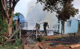 Casa é destruída pelo fogo em Barra do Guarita