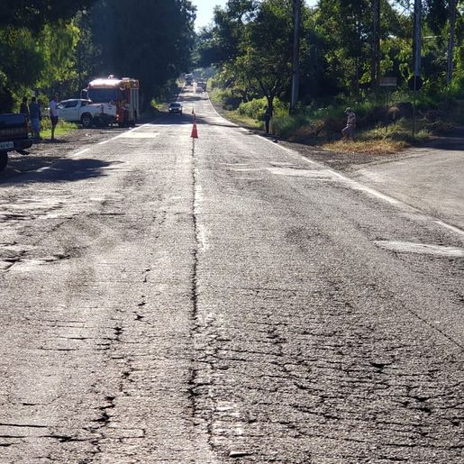 Caminhonete capota após colisão na SC 163 