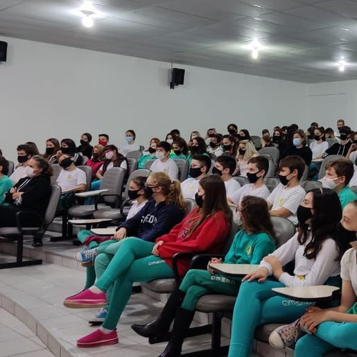 Palestra aborda questões relacionadas à saúde mental dos alunos do colégio Cemeg
