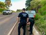 Homem fica ferido após perder o controle da direção, bater em barranco e capotar na BR-163