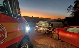 Acidente frontal entre carros deixa duas pessoas feridas em Maravilha 