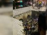Calçada desaba e pessoas caem em rio durante evento de Natal; assista ao vídeo