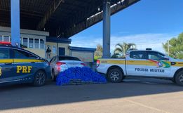 Carro com placas clonadas é flagrado com 300 kg de maconha na BR 153