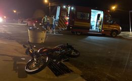 VÍDEO: Casal fica ferido em colisão entre camionete e motocicleta 
