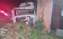 Caminhão perde o freio e motorista salta do veículo em movimento na SC-283